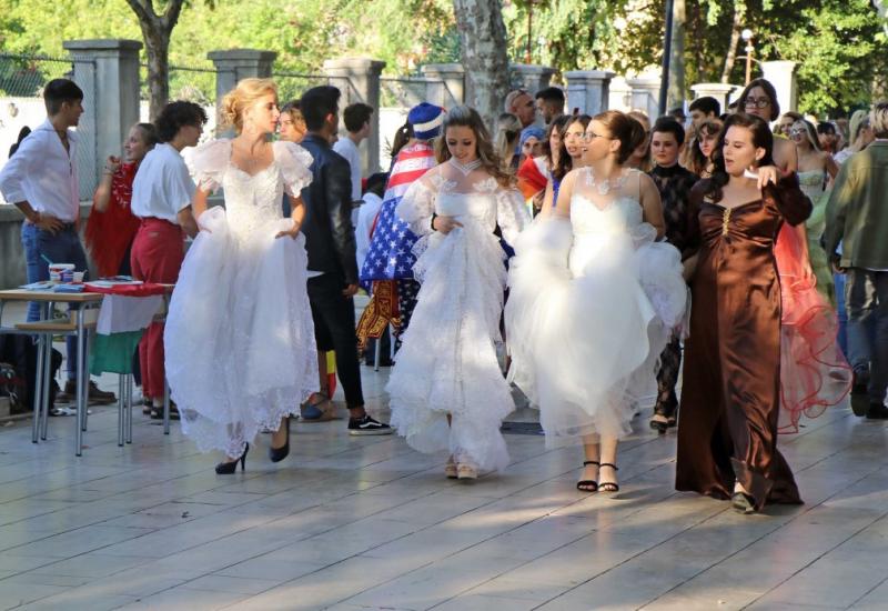 Revija svečanih haljina i vjenčanica učenica u Mostaru
